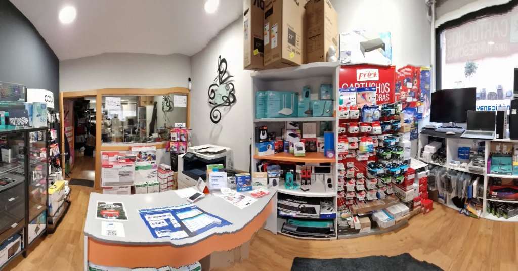 Vista del interior de Informática Navarrete, con el mostrador y la exposición de equipos y consumibles.